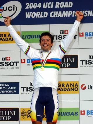Weltmeister Oscar Gomez Freire (Spanien) freut sich bei der Siegerehrung Radsport WM Herren Weltmeisterschaft 2004, Straßenradsport, Straße, Rad, Einzelbild Verona Bardolino Freude,