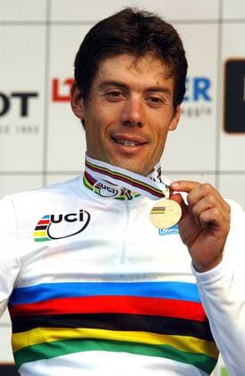 Weltmeister Oscar Gomez Freire (Spanien) freut sich bei der Siegerehrung über seine Goldmedaille Radsport WM Herren Weltmeisterschaft 2004, Straßenradsport, Straße, Rad, Einzelbild Verona Bardolino