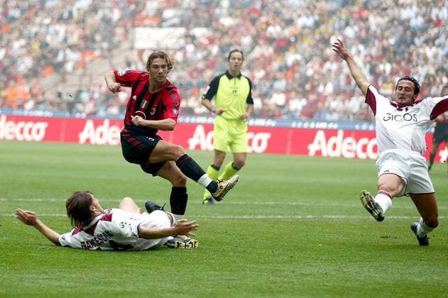 Andriy Shevchenko (Milan, Mitte) läßt bei seinem Tor Daniele Franceschini (li.) und Marco Zamboni (beide Reggina) keine Chance Fußball Herren Serie A 2004 2005, 1. Italienische Liga, AC Mailand - Reggina Calcio 3:1, Vdig, Marko Gruppe Mailand Dynamik,