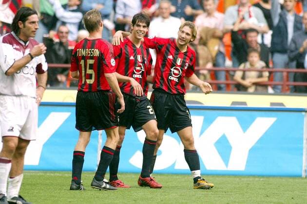 V.re.: Andriy Shevchenko, Kaka und Jon Dahl Tomasson (alle Milan) - Torjubel Fußball Herren Serie A 2004 2005, 1. Italienische Liga, AC Mailand - Reggina Calcio 3:1, Vdig Gruppe Umarmung, umarmen Mailand Freude,