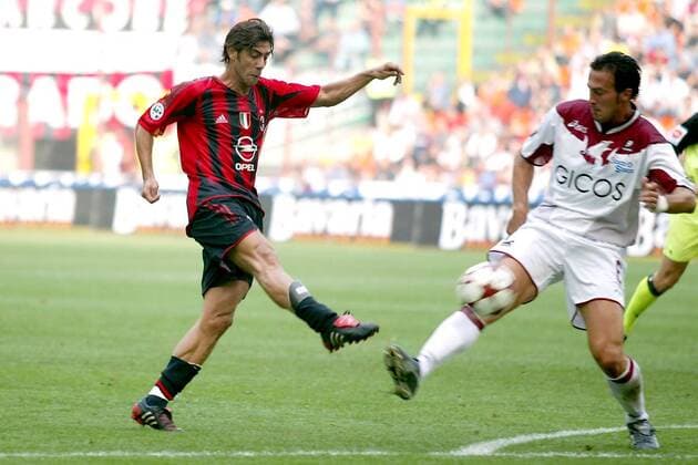 Rui Costa (Milan, li.) gegen Marco Zamboni (Reggina) Fußball Herren Serie A 2004 2005, 1. Italienische Liga, AC Mailand - Reggina Calcio 3:1, Vdig Gruppe Mailand Dynamik,