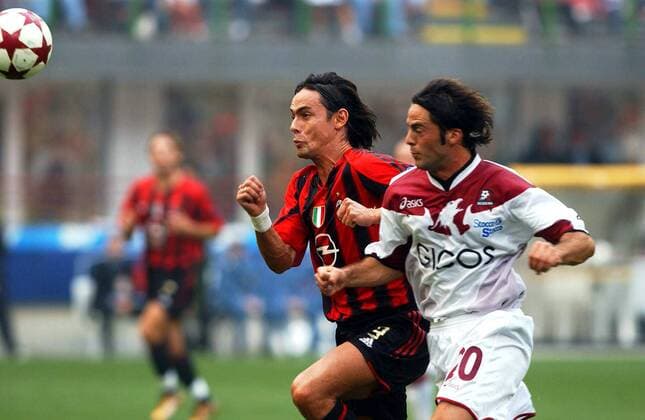 Filippo Inzaghi (Milan, li.) gegen Giandomenico Mesto (Reggina) Fußball Herren Serie A 2004 2005, 1. Italienische Liga, AC Mailand - Reggina Calcio 3:1, Vdig Gruppe Mailand Dynamik,
