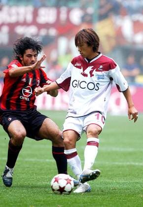 Shunsuke Nakamura (Reggina, re.) gegen Gennaro Gattuso (Milan) Fußball Herren Serie A 2004 2005, 1. Italienische Liga, AC Mailand - Reggina Calcio 3:1, Vdig Gruppe Mailand Dynamik,