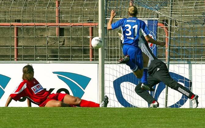 Anja Mittag (Potsdam, re.) trifft nur den Pfosten Fußball 1. BL Damen Saison 2004 2005, Frauen, Frauenfußball, 1. FFC Turbine Potsdam - 1. FFC Frankfurt 2:5, Vdig Gruppe Potsdam Dynamik,