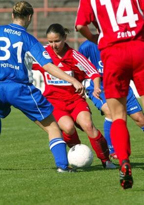 Katrin Kliehm (1. FFC Frankfurt) am Ball Fußball 1. BL Damen Saison 2004 2005, Frauen, Frauenfußball, 1. FFC Turbine Potsdam - 1. FFC Frankfurt 2:5, Vdig Einzelbild Potsdam Dynamik,