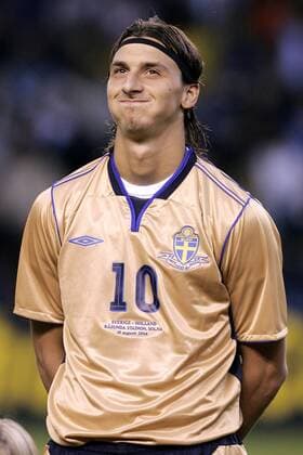 Zlatan Ibrahimovic (Schweden) muß sich das Lachen verkneifen - PUBLISHING RIGHTS FOR GERMAN MEDIA ONLY Fußball Länderspiel Herren Länderspiel 2004, Testspiel, Freundschaftsspiel, Nationalmannschaft, Nationalteam, Nationaltrikot Porträt Solna
