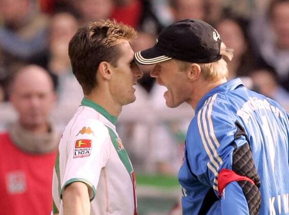 Torwart Oliver Kahn (Bayern, re.) und Miroslav Klose (Bremen) geraten aneinander Fußball 1. BL Herren Saison 2004 2005, SV Werder Bremen - FC Bayern München 1:2, Vdig Gruppe Bremen Wut, Spannung