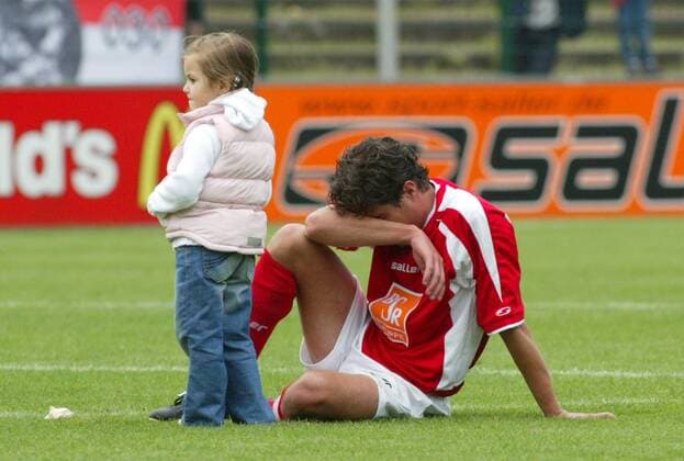 Hajrudin Catic (Union, re.) sitzt verzweifelt neben seiner Tochter Aida am Boden Fußball Herren Regionalliga Nord 2004 2005, 3. Liga, 1.FC Union Berlin Gruppe Berlin Enttäuschung, Verzweiflung,