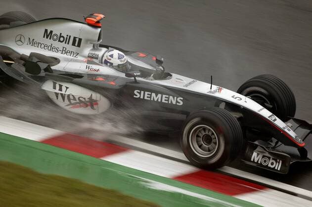 David Coulthard (Schottland McLaren-Mercedes) mit seinem Boliden auf regennasser Fahrbahn Motorsport Grand Prix Herren Großer Preis von Japan 2004, Formel 1 Weltmeisterschaft, F1, F, GP, WM Einzelbild International Racing Course Suzuka Dynamik,