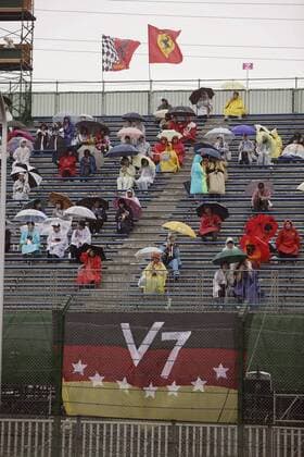 V 7 - deutsche Fans von Michael Schumacher (Deutschland Ferrari) freuen sich über die sieben Fahrerweltmeistertitel des Kerpeners Motorsport Grand Prix Herren Großer Preis von Japan 2004, Formel 1 Weltmeisterschaft, F1, F, GP, WM Totale International Racing Course Suzuka
