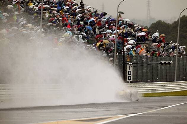 Ein Bolide von Jordan-Cosworth fährt am GP-Wochenende beim GP von Japan in Suzuka 2004 auf die regennasse Strecke Motorsport Grand Prix Herren Großer Preis von Japan 2004, Formel 1 Weltmeisterschaft, F1, F, GP, WM, Freies Training Totale International Racing Course Suzuka
