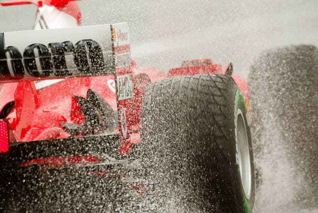 Michael Schumacher (Deutschland Ferrari) mit seinem Boliden auf regennasser Fahrbahn Motorsport Grand Prix Herren Großer Preis von Japan 2004, Formel 1 Weltmeisterschaft, F1, F, GP, WM Einzelbild International Racing Course Suzuka