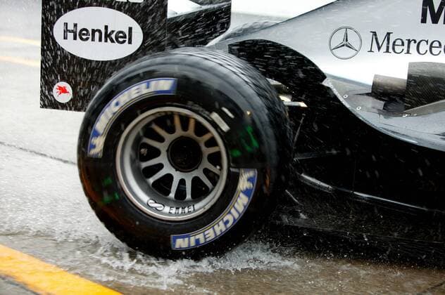 GP von Japan in Suzuka 2004 - ein Bolide von McLaren-Mercedes auf der völlig überschwemmten Fahrbahn Motorsport Grand Prix Herren Großer Preis von Japan 2004, Formel 1 Weltmeisterschaft, F1, F, GP, WM Einzelbild International Racing Course Suzuka