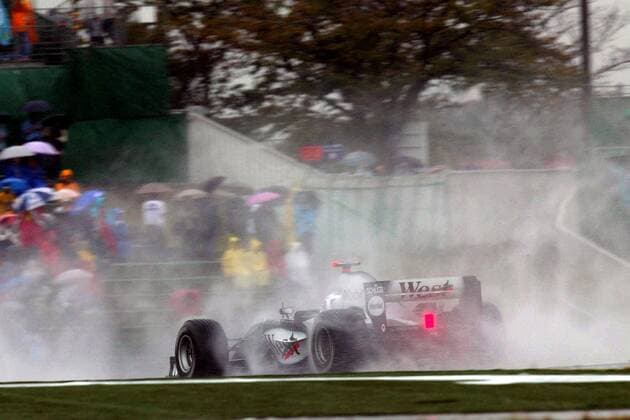 David Coulthard (Schottland McLaren-Mercedes) mit seinem Boliden auf regennasser Fahrbahn Motorsport Grand Prix Herren Großer Preis von Japan 2004, Formel 1 Weltmeisterschaft, F1, F, GP, WM Einzelbild International Racing Course Suzuka