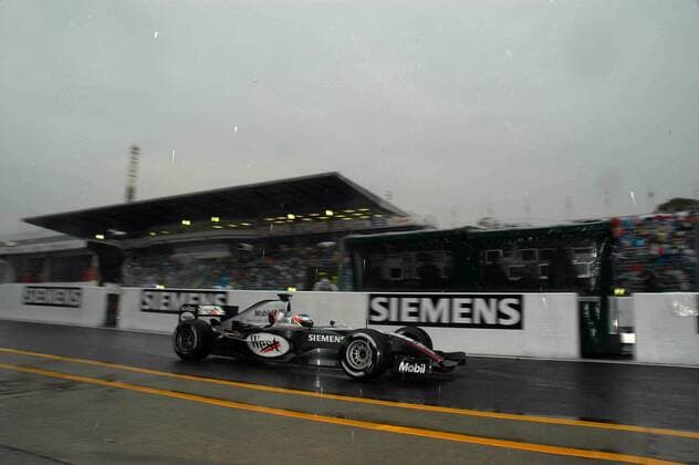 Kimi Räikkönen (Finnland McLaren-Mercedes) mit seinem Boliden auf regennasser Fahrbahn in der Boxengasse Motorsport Grand Prix Herren Großer Preis von Japan 2004, Formel 1 Weltmeisterschaft, F1, F, GP, WM Einzelbild International Racing Course Suzuka