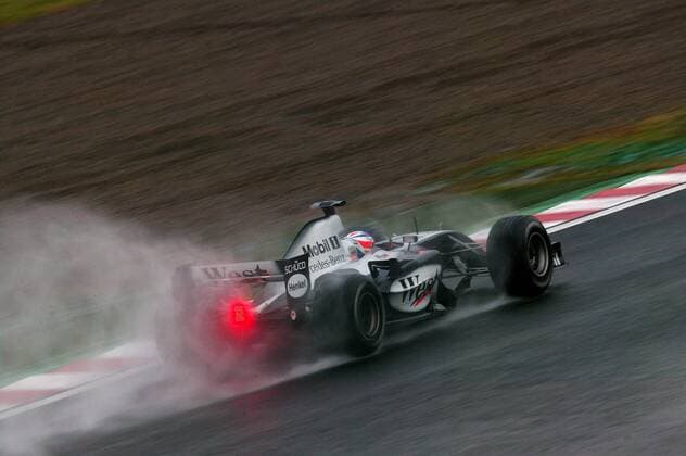 Kimi Räikkönen (Finnland McLaren-Mercedes) mit seinem Boliden auf regennasser Fahrbahn Motorsport Grand Prix Herren Großer Preis von Japan 2004, Formel 1 Weltmeisterschaft, F1, F, GP, WM Einzelbild International Racing Course Suzuka Dynamik,