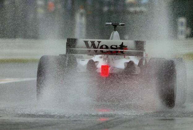 Kimi Räikkönen (Finnland McLaren-Mercedes) mit seinem Boliden auf der überschwemmten Fahrbahn Motorsport Grand Prix Herren Großer Preis von Japan 2004, Formel 1 Weltmeisterschaft, F1, F, GP, WM Einzelbild International Racing Course Suzuka