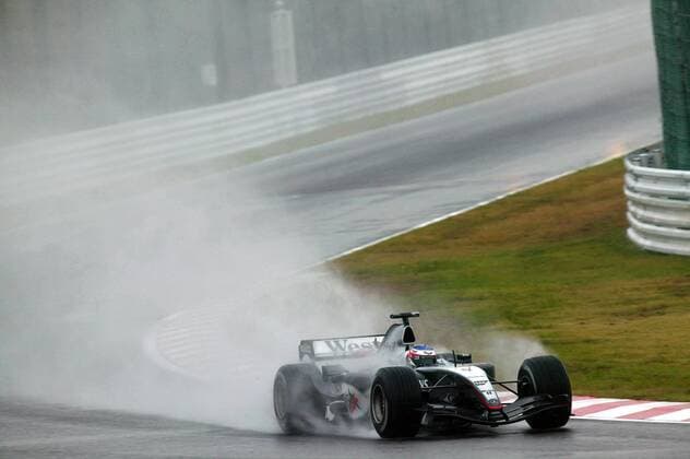 Kimi Räikkönen (Finnland McLaren-Mercedes) mit seinem Boliden auf regennasser Fahrbahn Motorsport Grand Prix Herren Großer Preis von Japan 2004, Formel 1 Weltmeisterschaft, F1, F, GP, WM Einzelbild International Racing Course Suzuka Dynamik,
