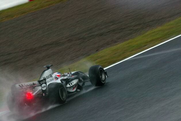 Kimi Räikkönen (Finnland McLaren-Mercedes) mit seinem Boliden auf regennasser Fahrbahn Motorsport Grand Prix Herren Großer Preis von Japan 2004, Formel 1 Weltmeisterschaft, F1, F, GP, WM Einzelbild International Racing Course Suzuka Dynamik,