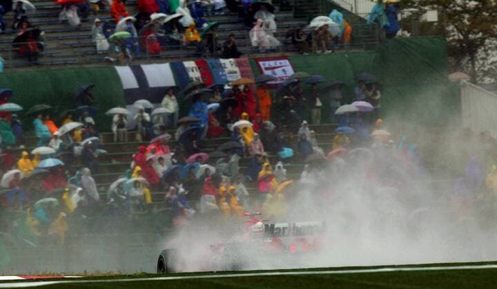 Michael Schumacher (Deutschland Ferrari) mit seinem Boliden auf regennasser Fahrbahn Motorsport Grand Prix Herren Großer Preis von Japan 2004, Formel 1 Weltmeisterschaft, F1, F, GP, WM Einzelbild International Racing Course Suzuka