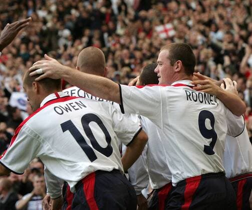 Wayne Rooney (re.) und Michael Owen (beide England) jubeln nach der 1:0-Führung Fußball Länderspiel Herren Qualifikation 2004, Länderspiel, Gruppe Manchester Freude,