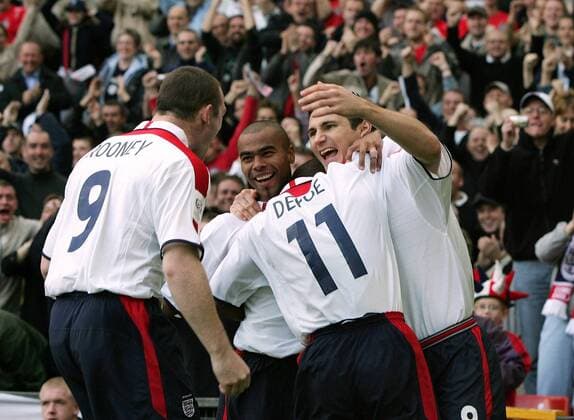 Torschütze Frank Lampard (re.) lässt sich nach dem 1:0 von seinen Teamkollegen Wayne Rooney (li.), Ashley Cole und Jermain Defoe (alle England) feiern Fußball Länderspiel Herren Qualifikation 2004, Länderspiel, Gruppe Manchester Begeisterung, Freude,