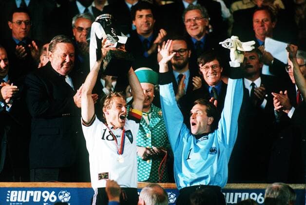 Siegerehrung: Jürgen Klinsmann (li.) und Andreas Köpke (beide Deutschland) mit dem Europameisterschaftspokal Fußball EM Herren Europameisterschaft 1996, Länderspiel, Nationalmannschaft, Nationalteam, Finale, Endspiel, Vdia Gruppe London Freude, Begeisterung,