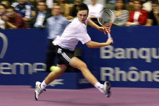 Robin Söderling (Schweden) - Rückhand Tennis Herren Tournoi de Lyon 2004, ATP-Tour, Indoor, Hallentennis, Einzelbild Pan7367 Lyon Dynamik,  
