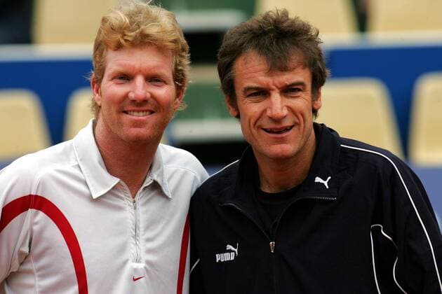 Jim Courier (USA, li.) mit seinem Gegner Mats Wilander (Schweden) Tennis Herren Delta Tour of Champions 2004, ATP Seniors, Vdig Gruppe pan7381 Paris  