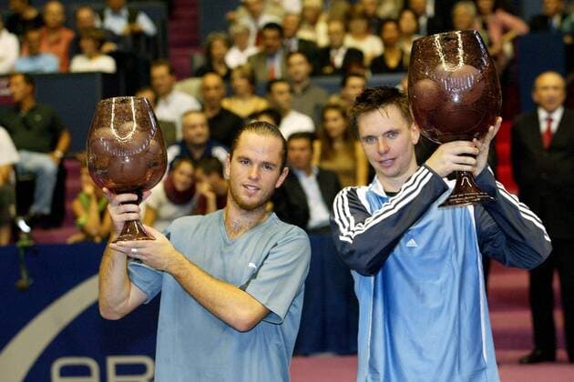 Sieger Robin Söderling (Schweden, re.) und der Zweitplazierte Xavier Malisse (Belgien) präsentieren ihre Trophäen beim Tournoi de Lyon Tennis Herren Tournoi de Lyon 2004, ATP-Tour, Indoor, Hallentennis, Gruppe Pan7367 Lyon  
