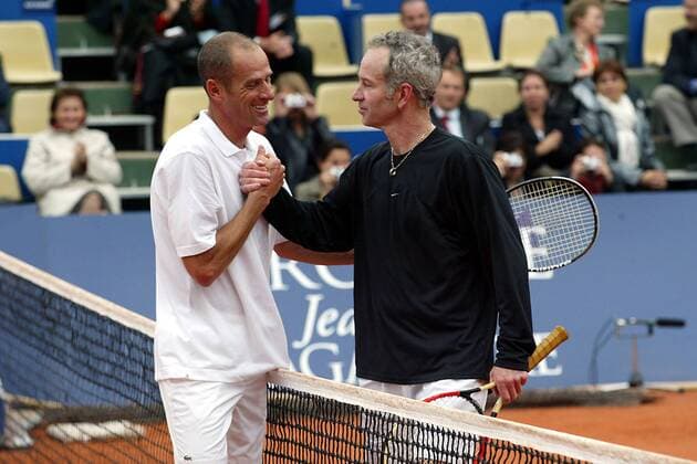 Guy Forget (Frankreich, li.) nimmt die Glückwünsche von John McEnroe (USA) entgegen Tennis Herren Delta Tour of Champions 2004, ATP Seniors, Vdig Gruppe pan7381 Paris Freude,  