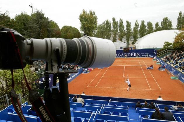 Eine Kamera steht für Schnappschüsse auf dem Centre Court des Stade Jean Bouin bereit Tennis Herren Delta Tour of Champions 2004, ATP Seniors, Vdig Totale Stade Jean Bouin, pan7381 Paris  