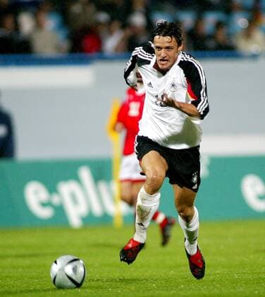 Christian Gentner (Deutschland U20) am Ball Fußball Länderspiel Herren U20 Länderspiel 2004, Test, Testspiel, Nationalmannschaft, Nationalteam, Nationaltrikot, Vdig Einzelbild Fürth, Internationale Spielrunde Dynamik,