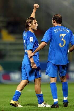 Torschütze Francesco Totti jubelt, re. Giuseppe Pancaro (beide Italien) - PUBLISHING RIGHTS FOR GERMAN MEDIA ONLY Fußball Länderspiel Herren Qualifikation 2004, Länderspiel, Nationalmannschaft, Nationalteam, Nationaltrikot Gruppe Parma Freude,
