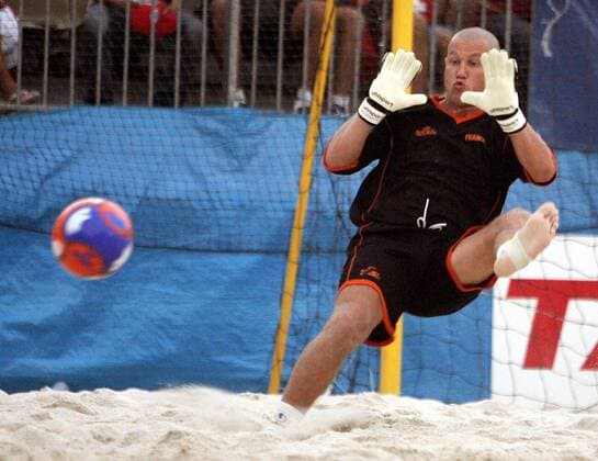 Pascal Olmeta (Frankreich) - Torwartparade Beachsoccer Herren Euro Beach Soccer League 2004, Finalturnier, Beachfußball, Strandfußball, Strand, Länderspiel, Einzelbild pan7284 Monaco, EBSL, EuroBSLeague, Fußball Dynamik,  
