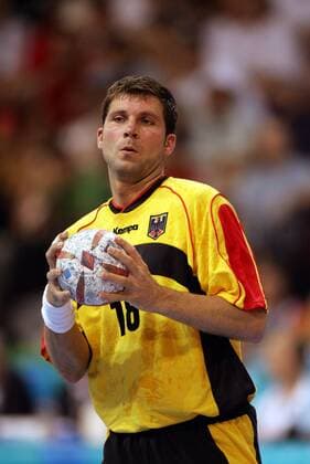 Daniel Stephan (Deutschland) - Siebenmeter Handball OS Sommer Herren Olympische Sommerspiele Athen 2004, Olympia, Olympiade, Spiele, Nationalmannschaft, Nationalteam Einzelbild Faliron, Faliro Konzentration,