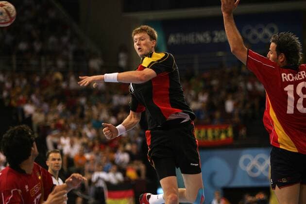 Volker Zerbe (Deutschland) zieht ab Handball OS Sommer Herren Olympische Sommerspiele Athen 2004, Olympia, Olympiade, Spiele, Nationalmannschaft, Nationalteam, Einzelbild Faliron, Faliro Dynamik,
