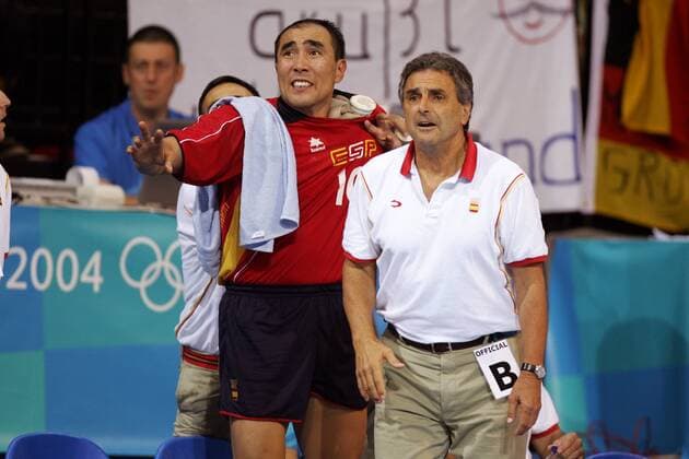 Talant Duishebaev (li.) und Nationaltrainer Cesar Argiles (beide Spanien) aufgebracht am Spielfeldrand Handball OS Sommer Herren Olympische Sommerspiele Athen 2004, Olympia, Olympiade, Spiele, Nationalmannschaft, Nationalteam Gruppe Faliron, Faliro, Spannung