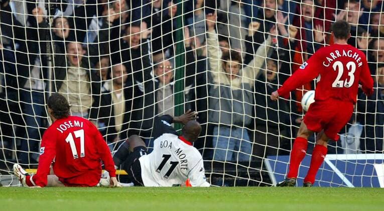 Das 1:0 für Fulham: Luis Boa Morte (Fulham, Mitte) trifft gegen Josemi (li.) und Carragher (beide Liverpool) Fußball Herren English Premier League 2004 2005, 1. Englische Liga, Fulham FC London - FC Liverpool 2:4 Gruppe Fulham