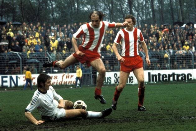 Rudi Klimke (li., Wattenscheid) gegen Johannes Linßen (Mitte), Lothar Wesseler (beide Fortuna Köln) schaut zu Fußball 2. BL Herren Saison 1974 1975 Nord, SG Wattenscheid 09 - SC Fortuna Köln 0:0 Gruppe Wattenscheid Dynamik,