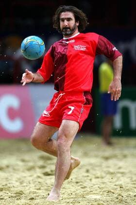 Beachsoccer: Eric Cantona (Frankreich) am Ball Beachsoccer Herren Beach Soccer Allstargame 2004, Beachfußball, Strandfußball, Strand Fußball, All Star Game, All Stars Einzelbild pan7402 Paris Dynamik,  
