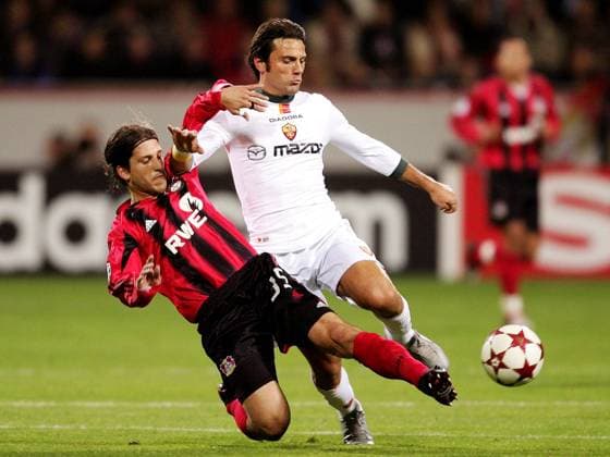 Vincenzo Montella (Roma, re.) gegen Diego Placente (Leverkusen) Fußball EC 1 Herren Champions League 2004 2005, Bayer 04 Leverkusen - AS Rom 3:1 Gruppe Leverkusen Dynamik,
