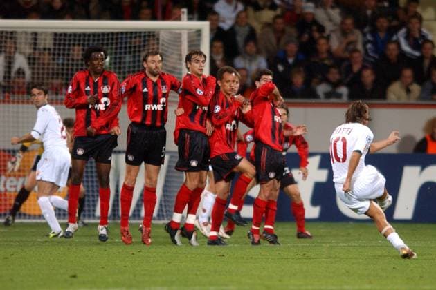 Francesco Totti (re., Roma) zirkelt einen Freistoß um die Leverkusener Abwehrmauer, v.re.: Robson Ponte, Franca, Dimitar Berbatov, Jens Nowotny, und Roque Junior (alle Leverkusen) Fußball EC 1 Herren Champions League 2004 2005, Bayer 04 Leverkusen - AS Rom 3:1 Gruppe Leverkusen Dynamik,
