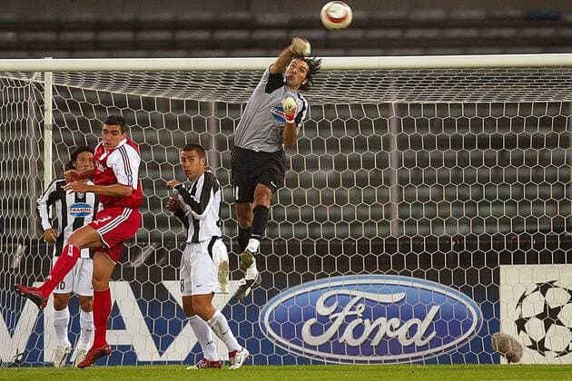 Strafraumbeherrschung: Torwart Gianluigi Buffon (re., Juventus) klärt per Faustabwehr vor Lucio (li., Bayern) Fußball EC 1 Herren Champions League 2004 2005, Juventus Turin - FC Bayern München 1:0, Juve, Vdig Gruppe Turin Dynamik, Abwehr,