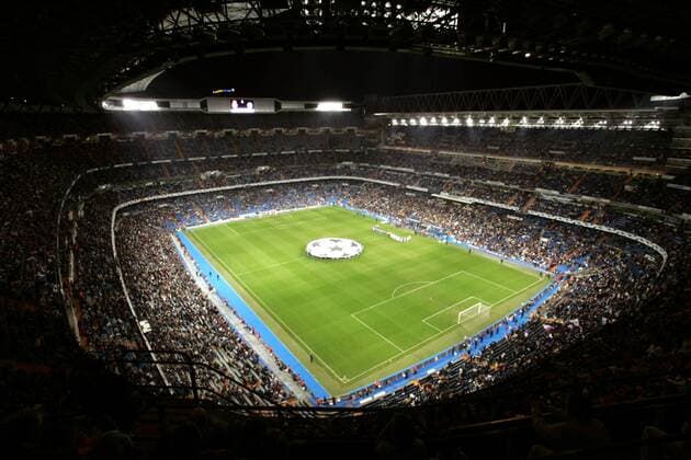 Gut besetztes Estadio Santiago Bernabeu mit dem UEFA Champions League Logo im Mittelkreis Fußball EC 1 Herren Champions League 2004 2005, Real Madrid CF Totale Madrid