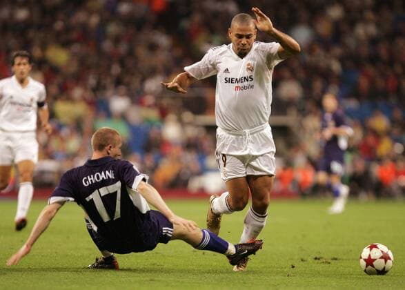 Ronaldo (re., Real Madrid) gegen Tiberiu Ghioane (Dynamo Kiev) Fußball EC 1 Herren Champions League 2004 2005, Real Madrid CF - Dynamo Kiew 1:0 Gruppe Dinamo Madrid Dynamik, Kampf