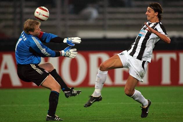 Zlatan Ibrahimovic (Juventus) gegen Torwart Oliver Kahn (Bayern) Fußball EC 1 Herren Champions League 2004 2005, Juventus Turin - FC Bayern München 1:0, Juve, Vdig Gruppe Turin Dynamik,