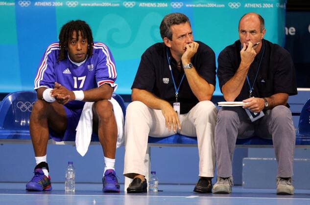 V.li.: Jackson Richardson, Nationaltrainer Claude Onesta und Co-Trainer Sylvain Nouet (alle Frankreich) nachdenklich auf der Bank Handball OS Sommer Herren Olympische Sommerspiele Athen 2004, Olympia, Olympiade, Spiele, Länderspiel, Vdig Gruppe pan6821 Faliron Nachdenklichkeit,  