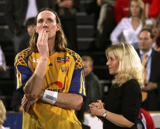Staffan Olsson (Schweden) mit seiner Ehefrau Marie bei seinem Abschied aus der Nationalmannschaft Handball Länderspiel Herren Länderspiel 2004, Freundschaftsspiel, Abschied, Abschiedsspiel, close Gruppe Kiel Enttäuschung,