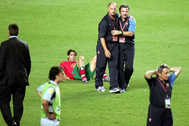Fußball, EM Finale 2004 in Lissabon, Portugal - Griechenland 0:1 Rui Costa (3.v.li.) und Nationaltrainer Luiz Felipe Scolari (beide Portugal, 3.v.re.) haben an der Finalniederlage ganz schön zu knapsen Fußball EM Herren EURO 2004, Europameisterschaft, Länderspiel, Finale, Endspiel, Nationalmannschaft, Nationalteam Gruppe pan6530 Lissabon Enttäuschung,